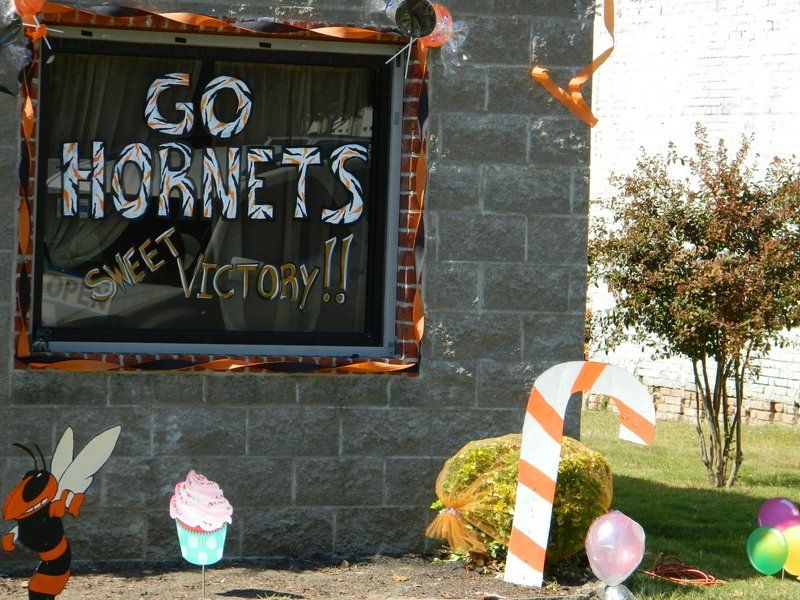 A sign that says go hornets on it