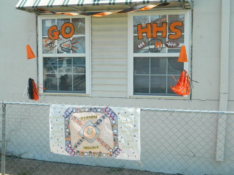 A window with the words go hhs on it