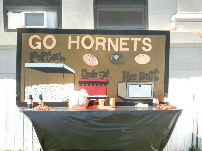 A sign that says go hornets on it