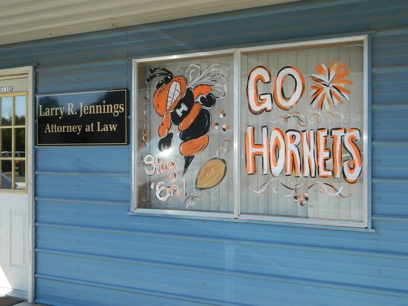 A sign on the side of a building that says go hornets