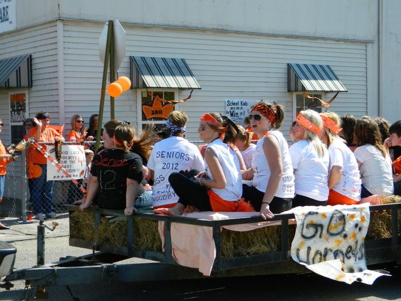 A group of people on a float with a sign that says go hornets