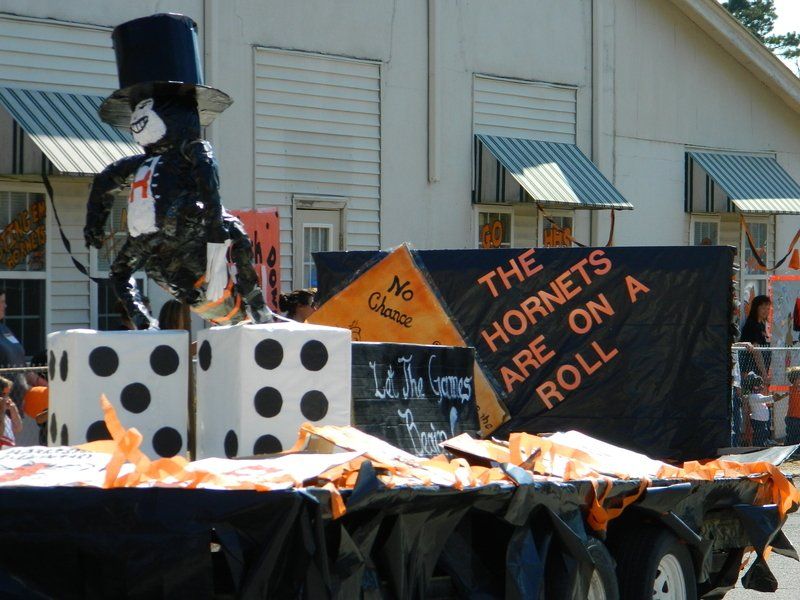 A float that says the hornets are on a roll