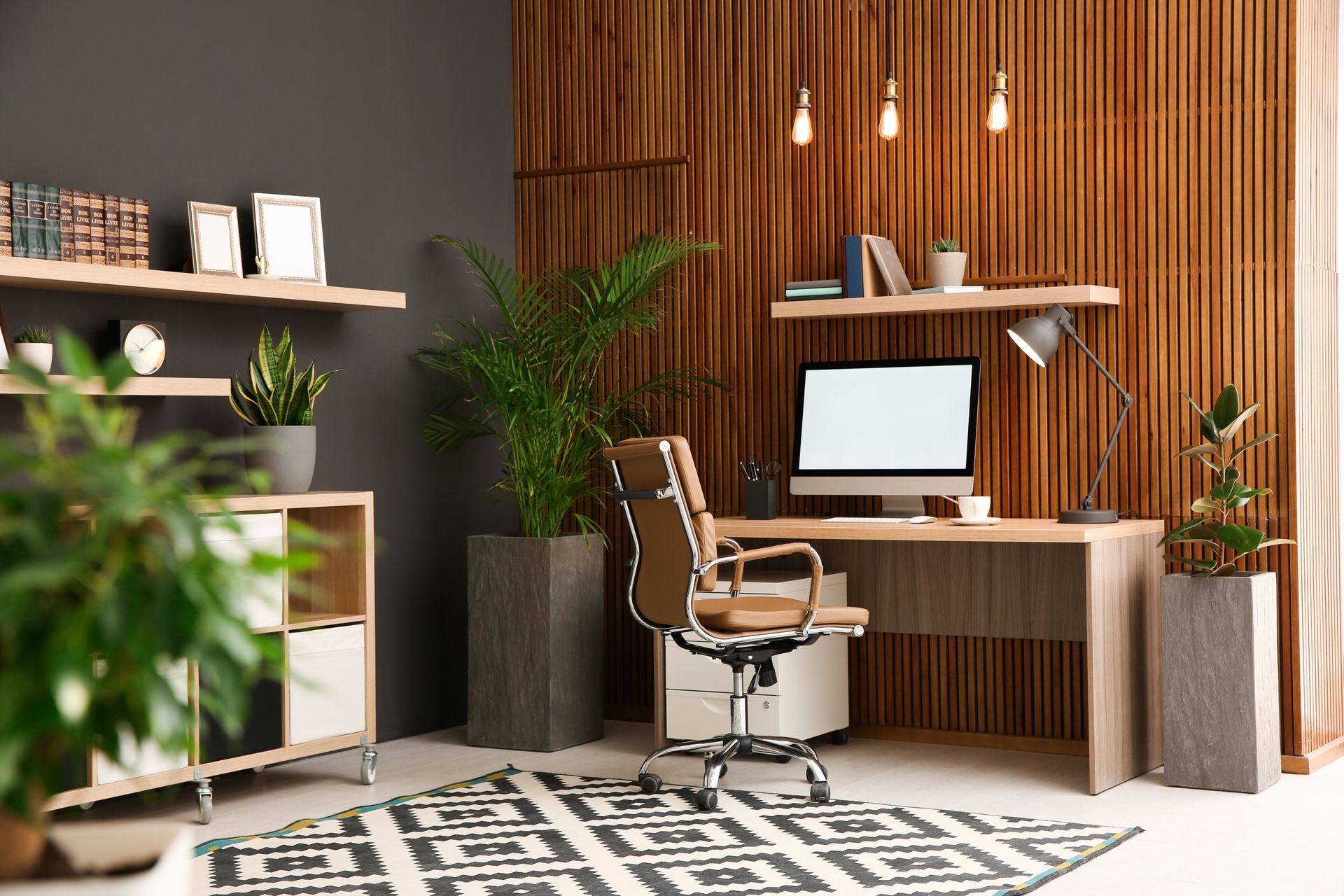 Un sous-sol moderne avec un grand canapé d'angle blanc agrémenté de coussins jaunes, un pouf assorti et un parquet clair.