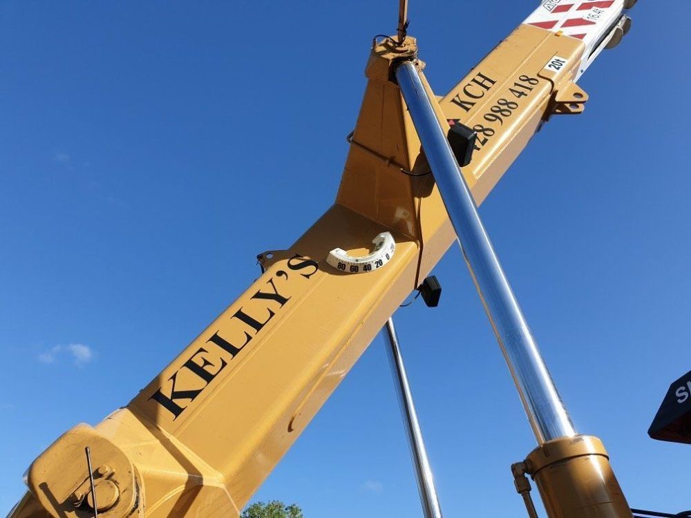 A Kelly 's Crane With a Blue Sky in the Background — Kelly's Crane Hire in Mossman, QLD