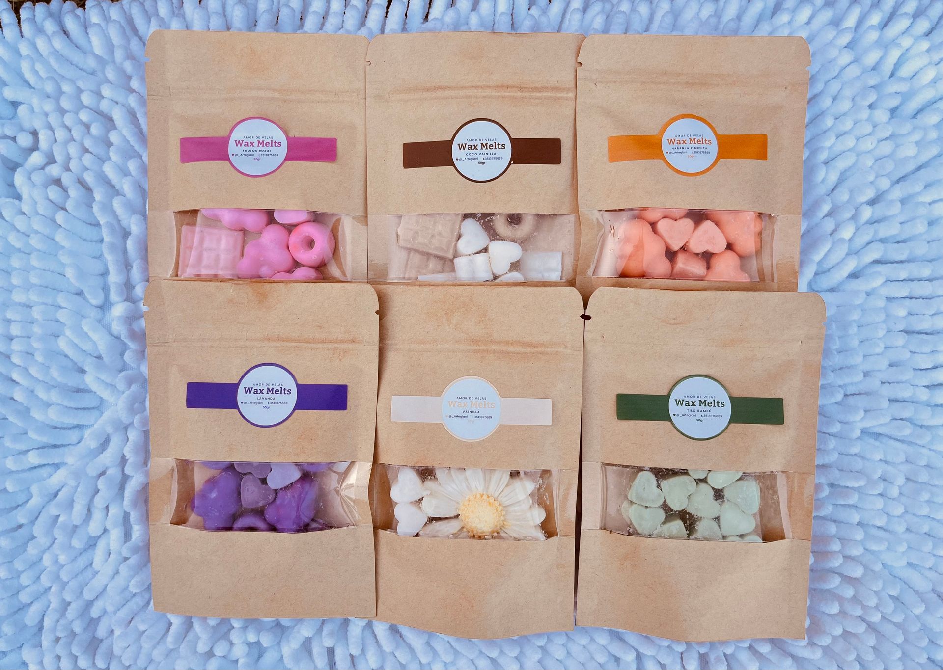 Seis bolsitas de papel kraft con caramelos de colores pastel dispuestas en una cuadrícula de 2x3.