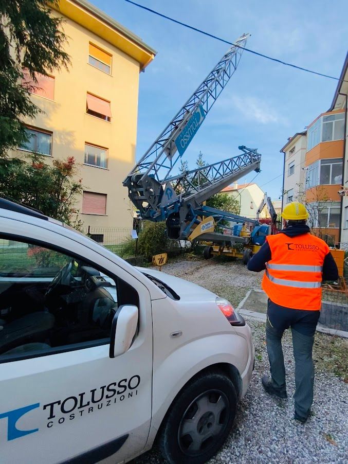 Operai al lavoro e mezzi dell'impresa edile di Pordenone Tolusso Costruzioni 