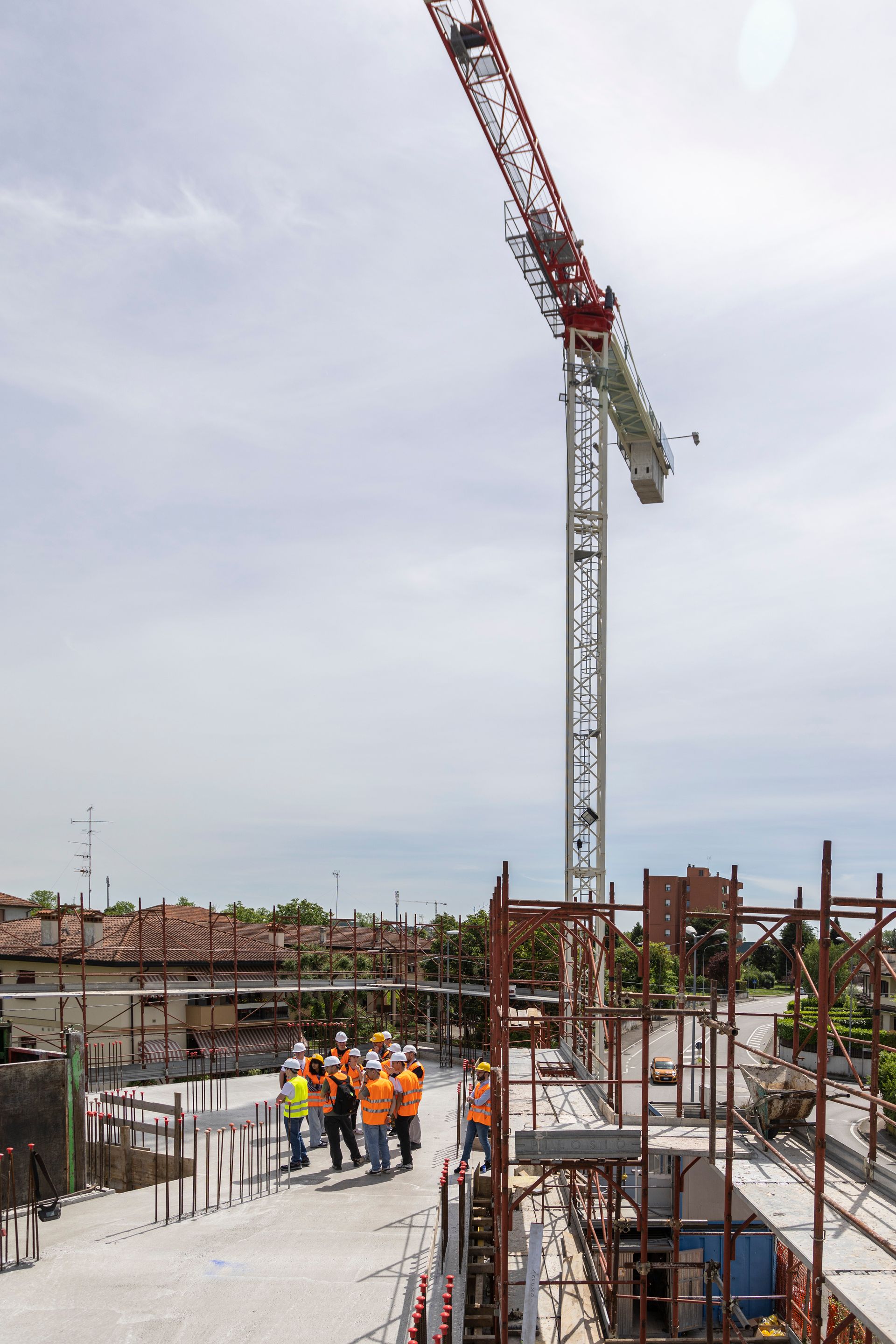 Con il cantiere sullo sfondo i dipendenti della Tolusso Costruzioni  si confrontano sul lavoro