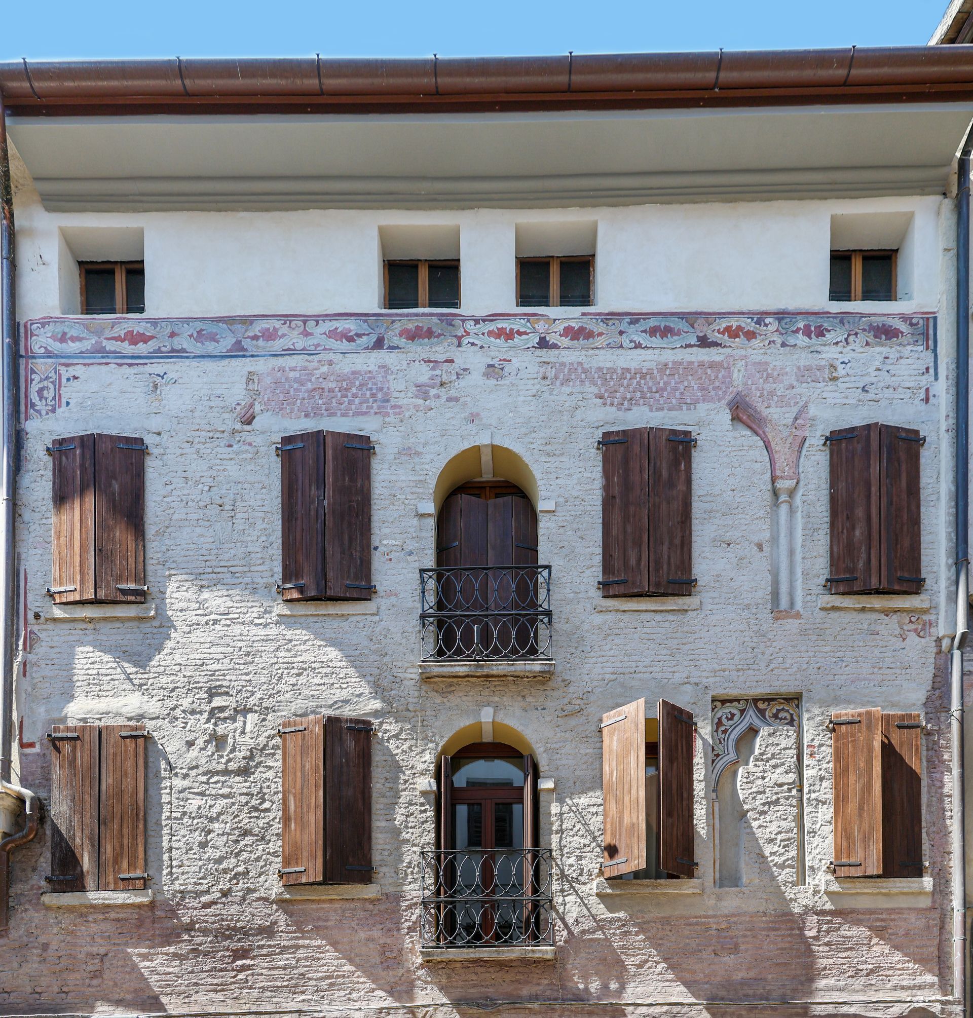 Facciata di Palazzo Polese della Gaspera dopo l'intervento di ristrutturazioni edilizie a Pordenone di Tolusso Costruzioni