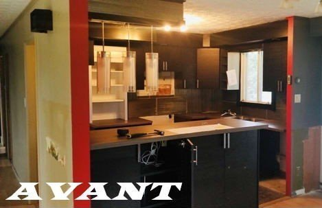 Photo de la cuisine « avant », avec des armoires noires, des garnitures rouges et un petit îlot.