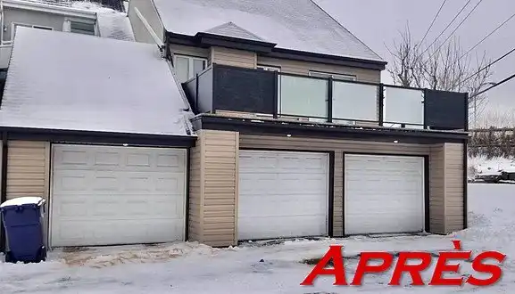 Garage pour trois voitures avec balcon au-dessus dans un décor enneigé; texte 