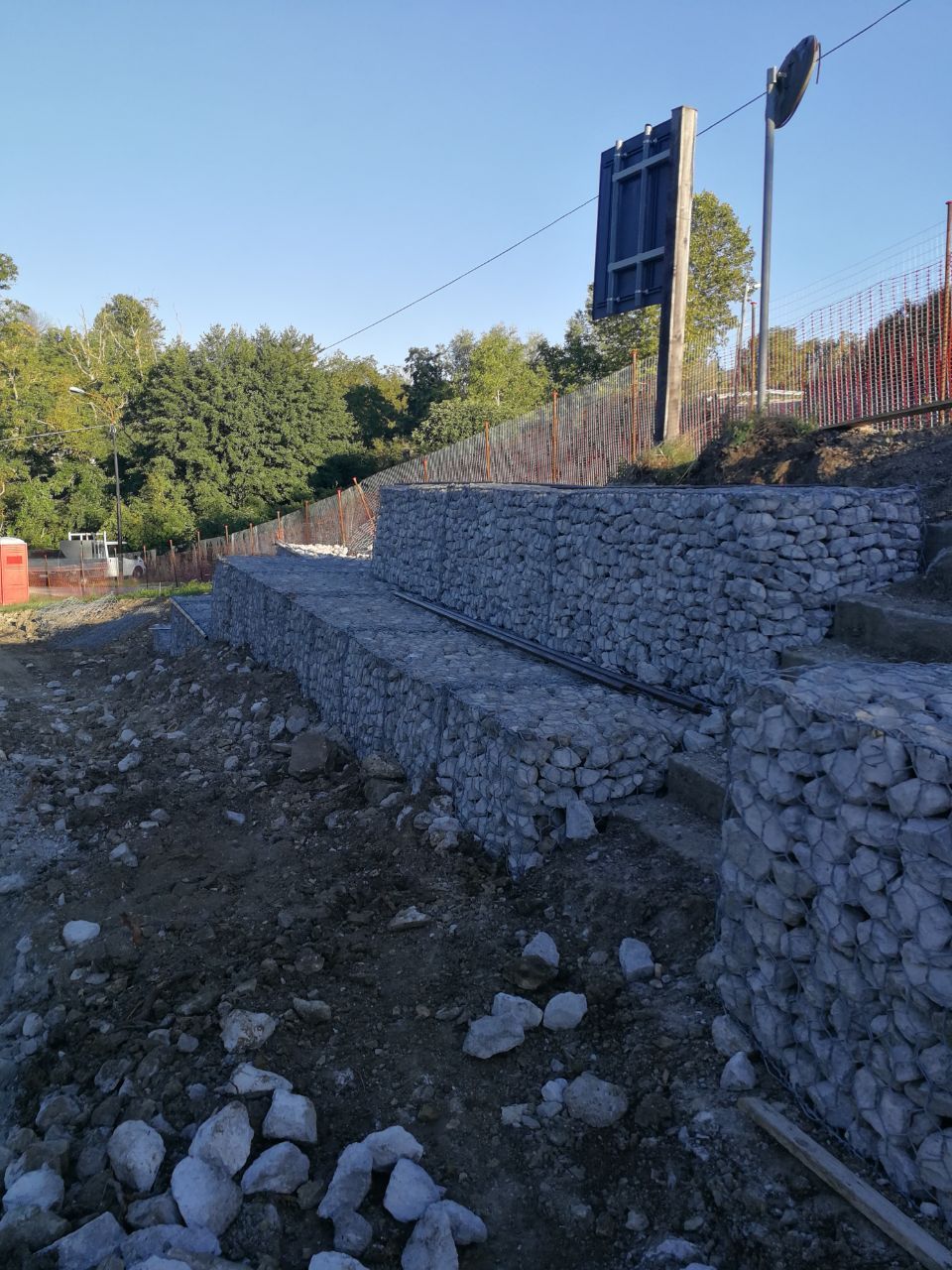 Recinzione con pietre dentro