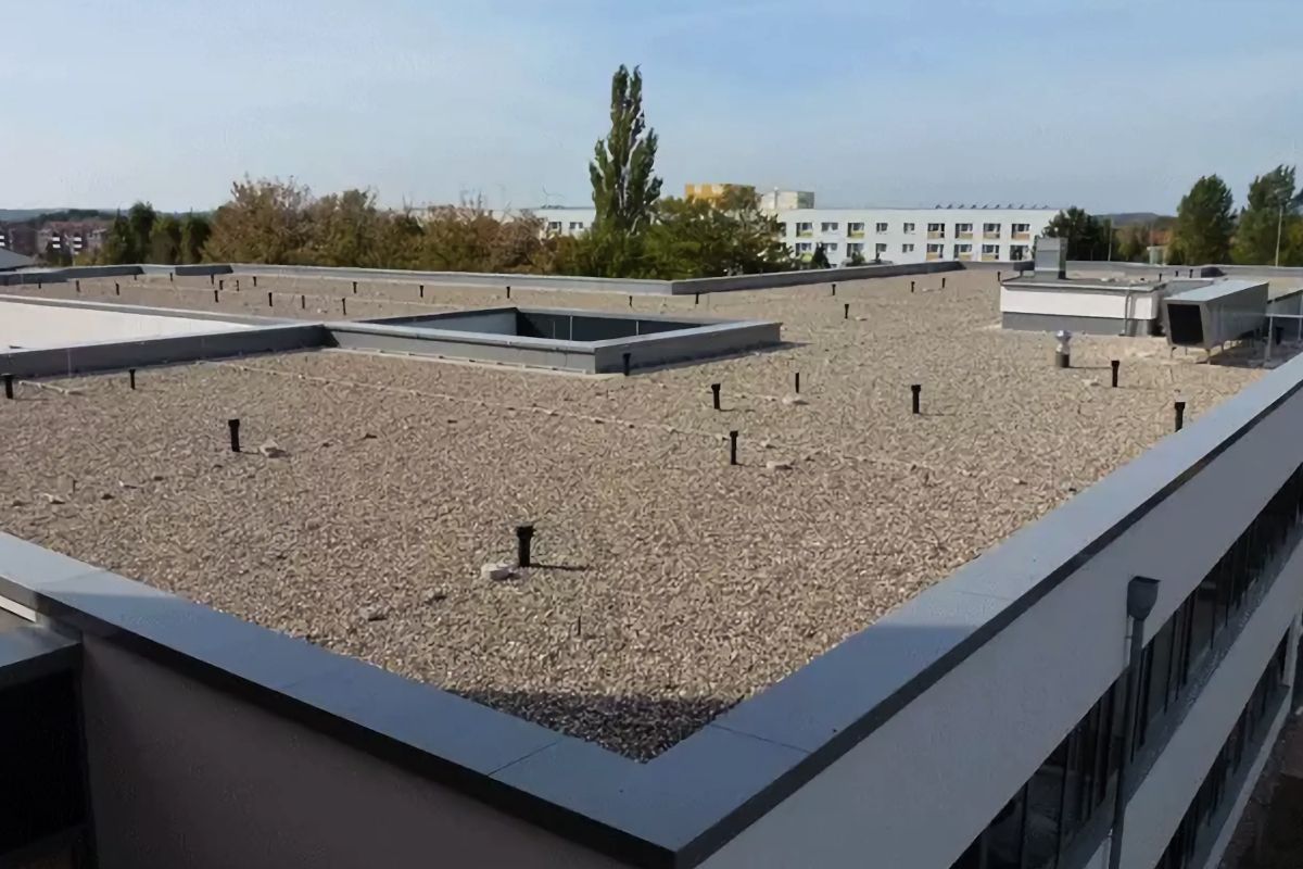 Flat gravel roof of a modern building