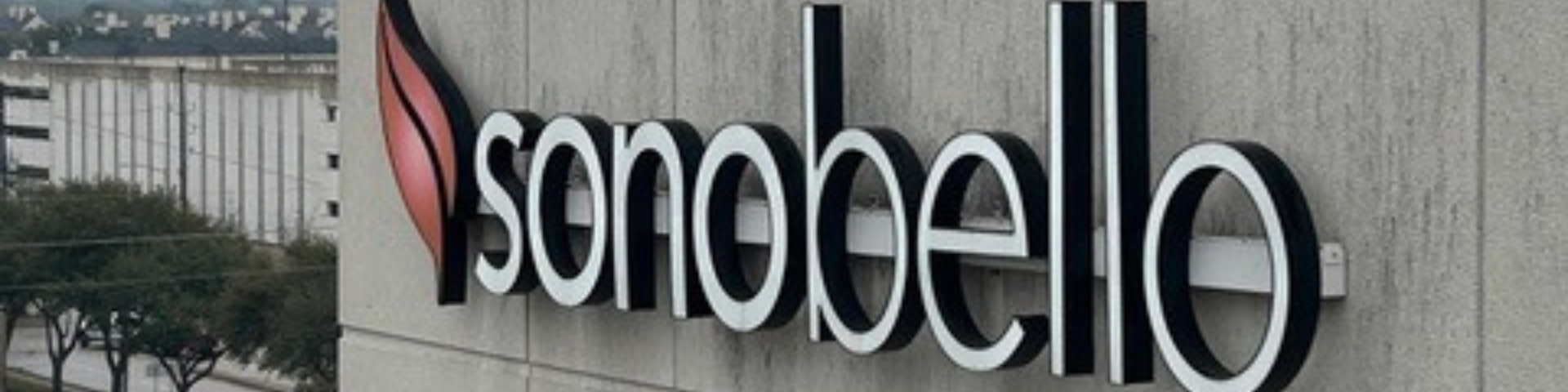 The word sonobello is on the side of a building