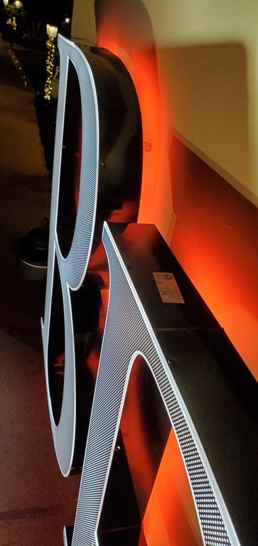 A sign that has the letter b on it