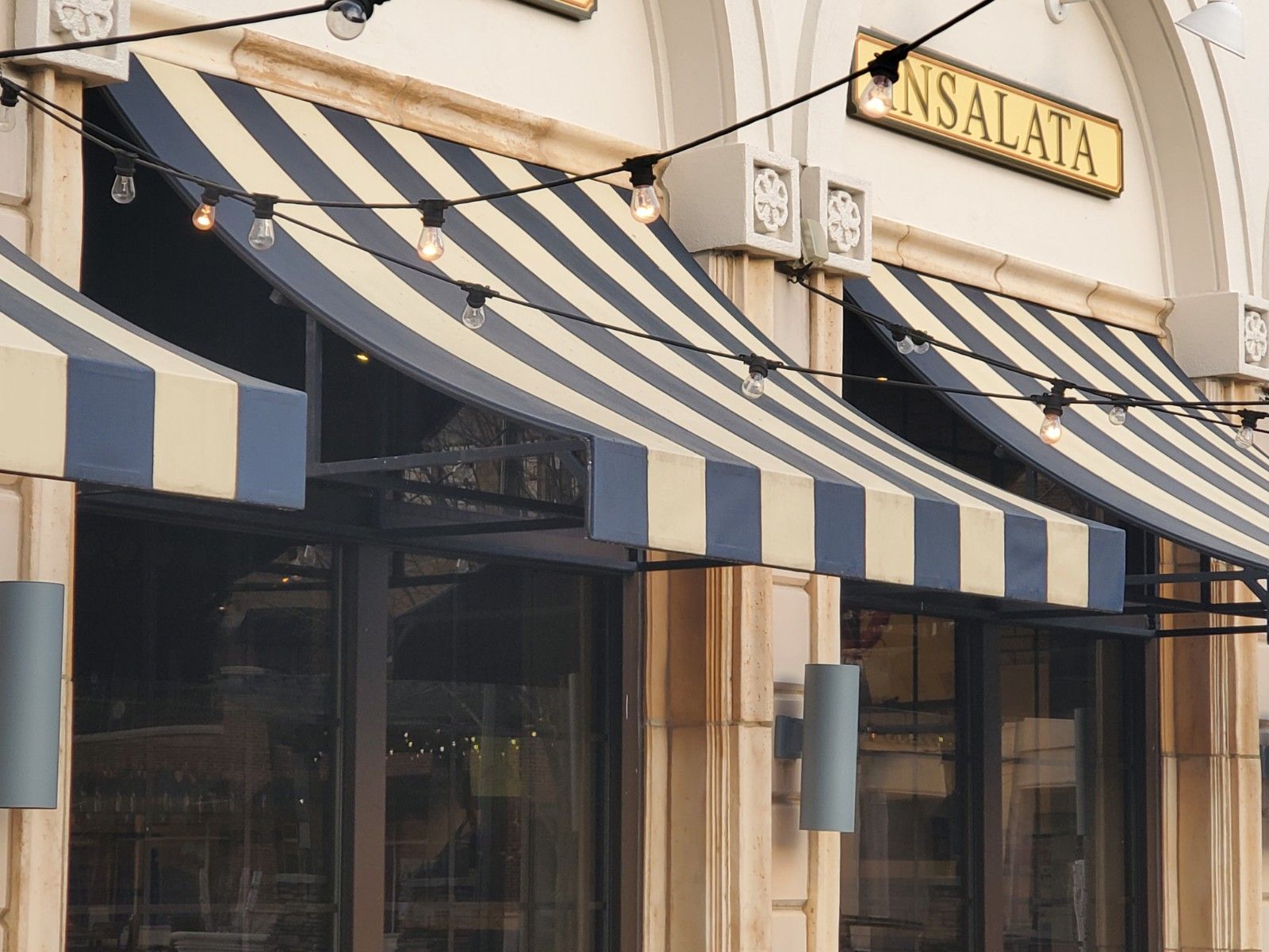 A building with a sign that says casalata on it