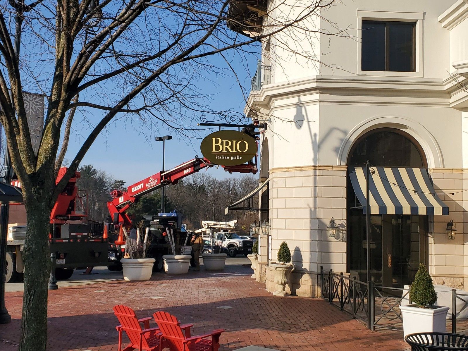 A building with a sign that says brio on it