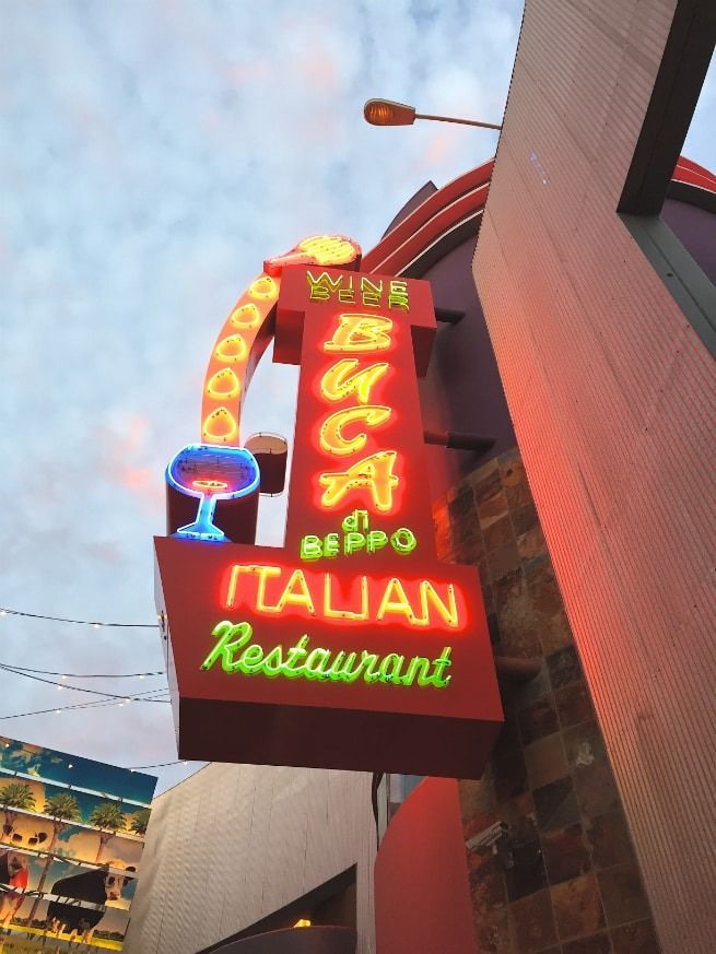 A neon sign that says italian restaurant on it