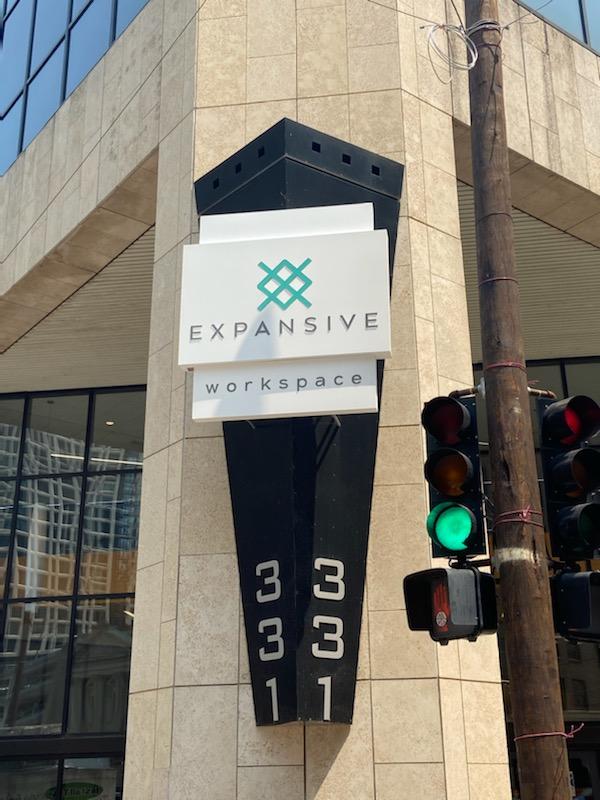 A sign that says expansive workspace on it