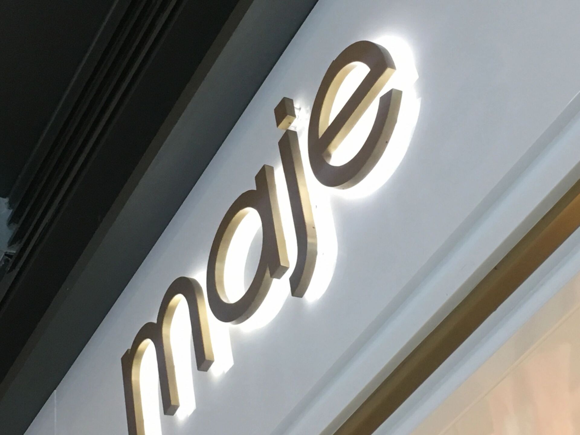 A white sign with the word maje on it
