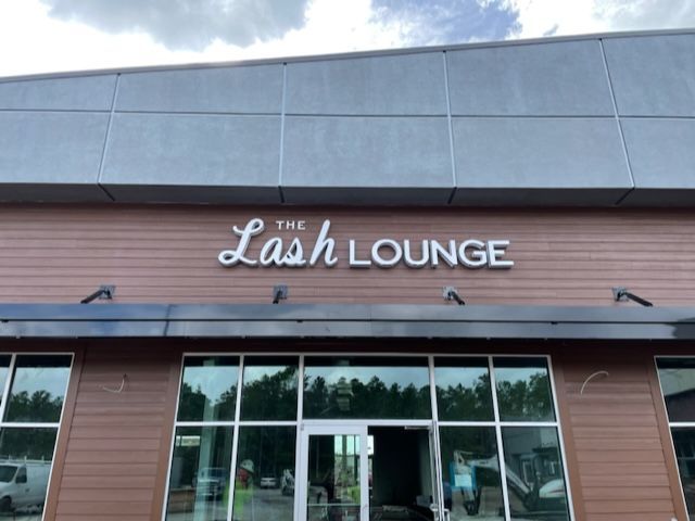 A building with a sign that says the lash lounge