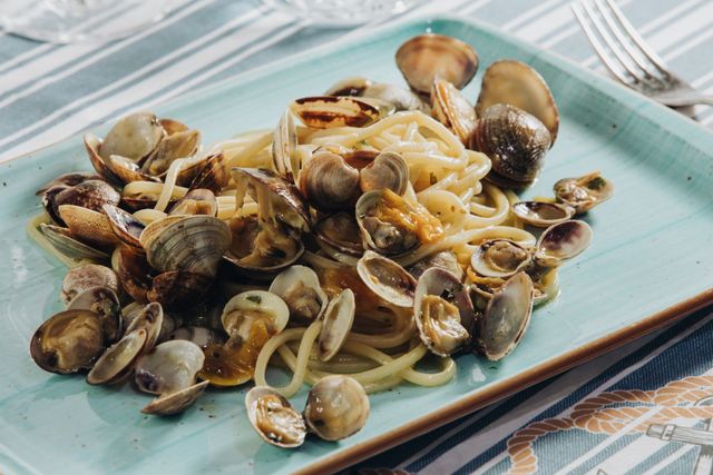 Un tavolo sormontato da piatti di cibo e pane.