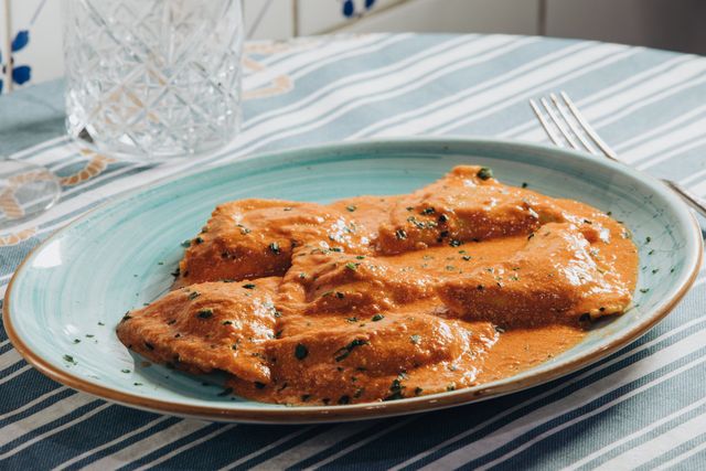 Una pizza con sopra acciughe e basilico