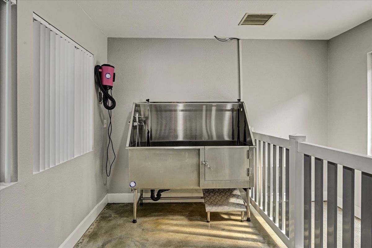 Sliding Photo Gallery Displaying Community Amenities