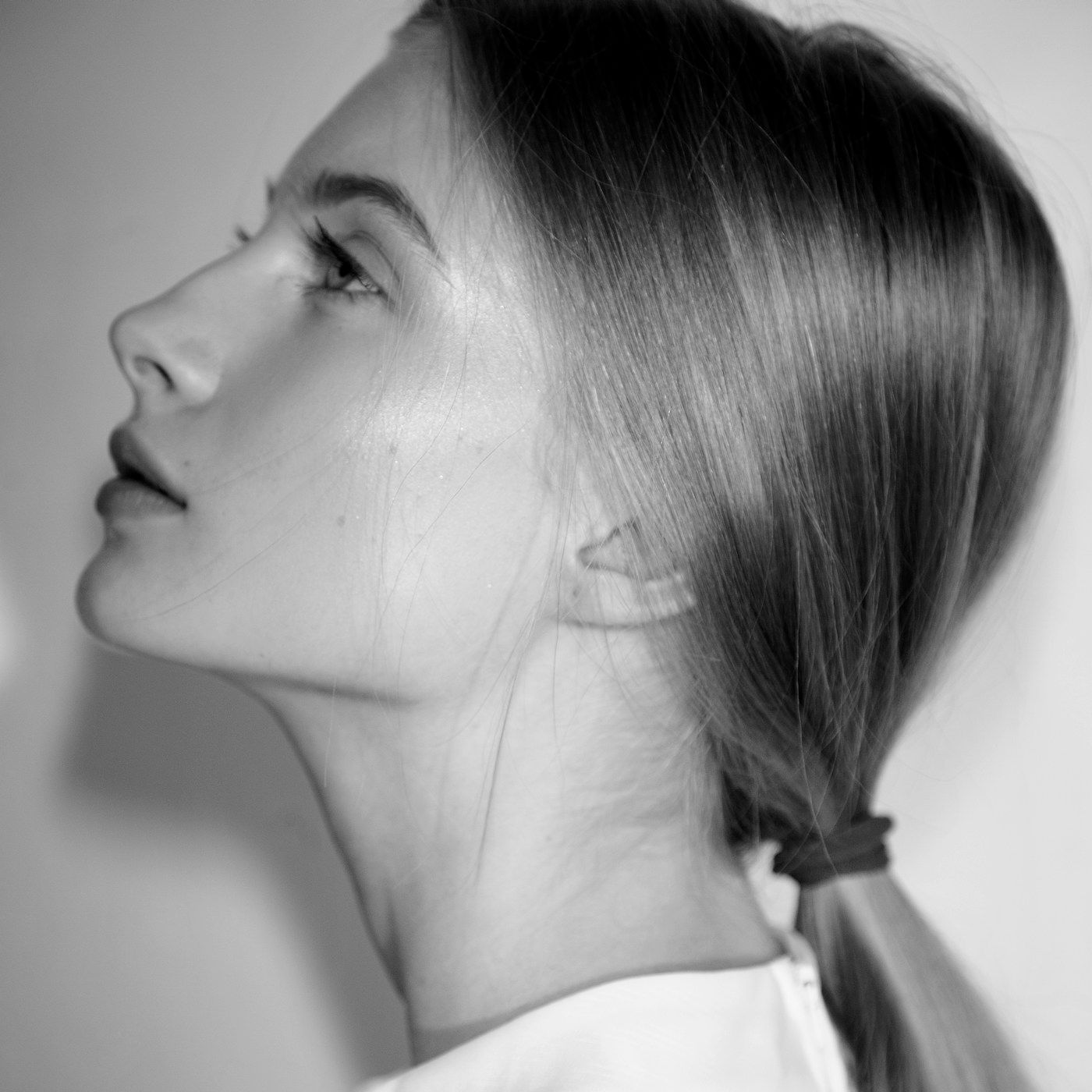 A long, clean neckline and a defined jaw in profile