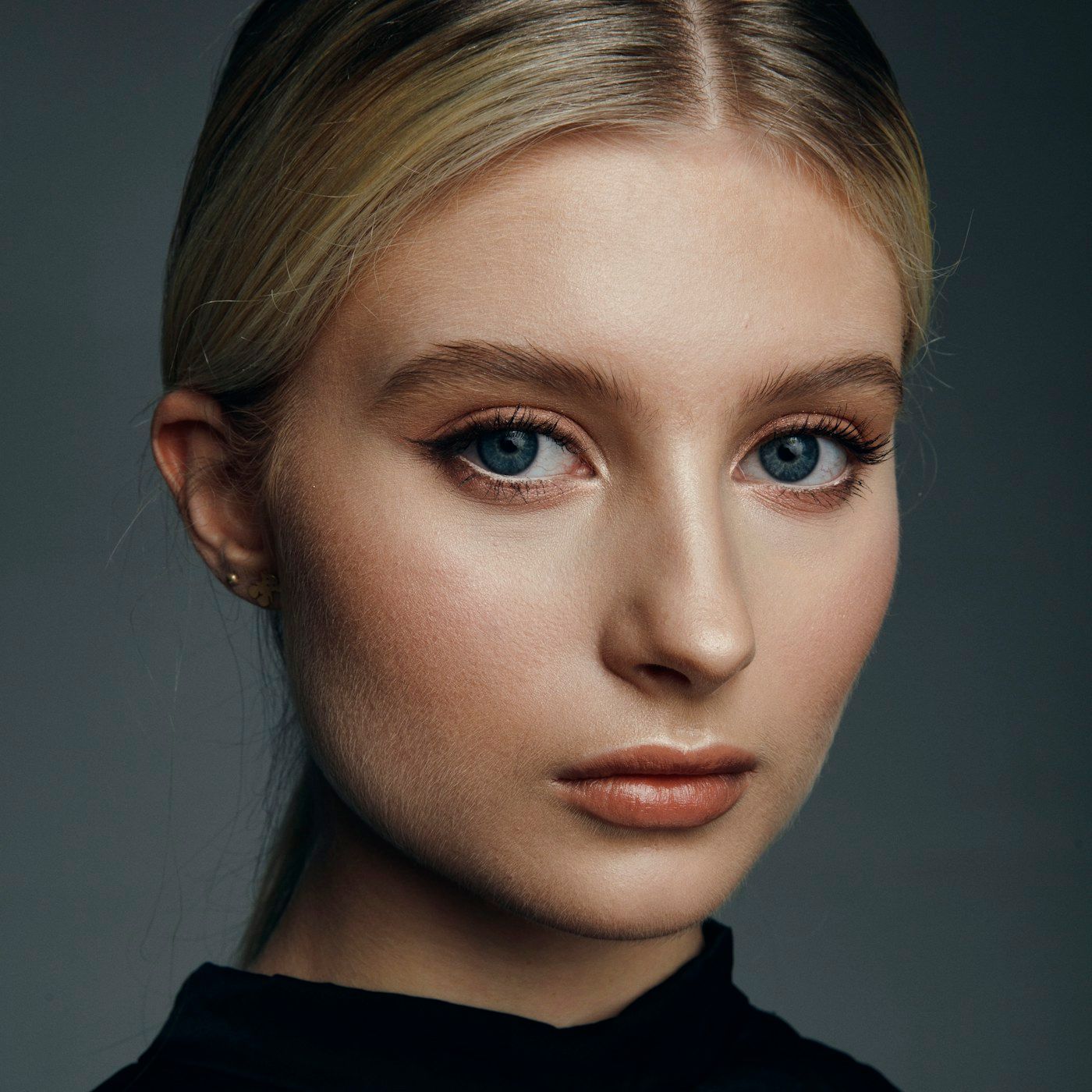 A refreshed, alert upper eyelid contour