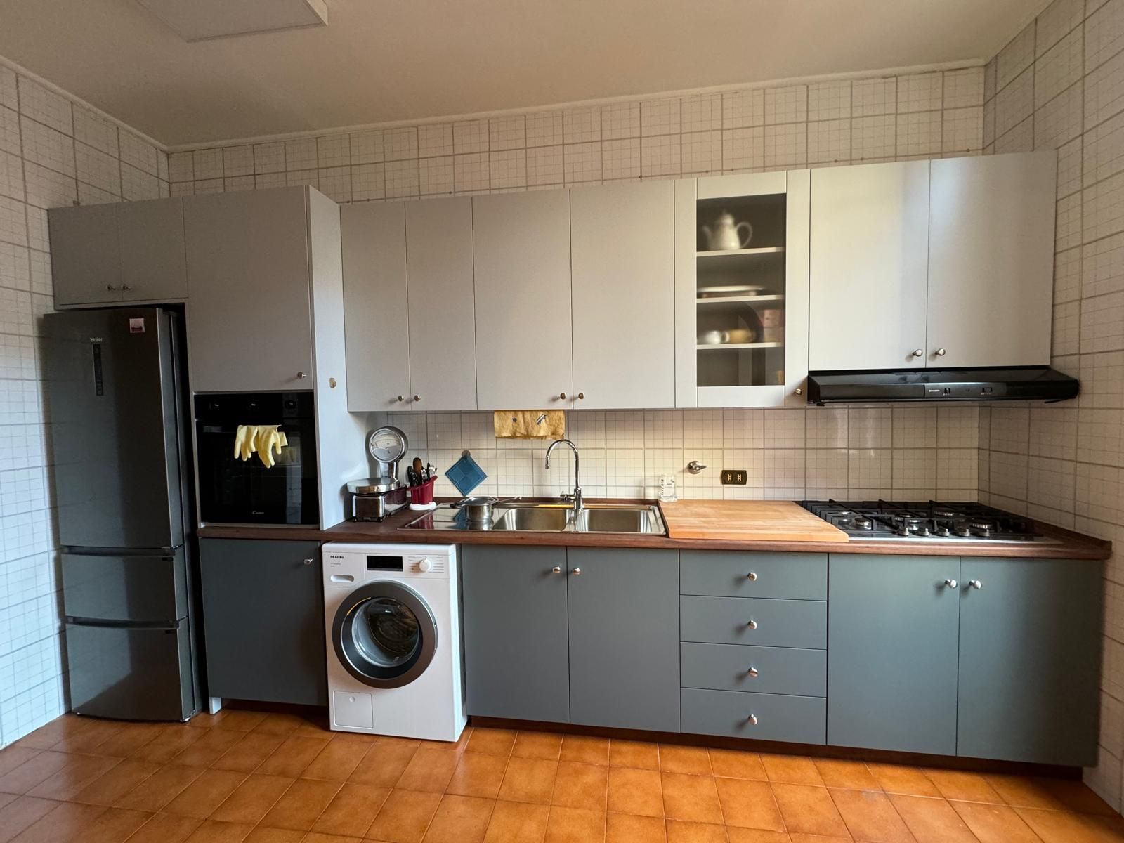 cucina moderna bianca e grigia