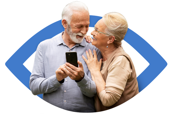 Um casal de idosos está olhando para um celular juntos. Representa o formulário de contato.