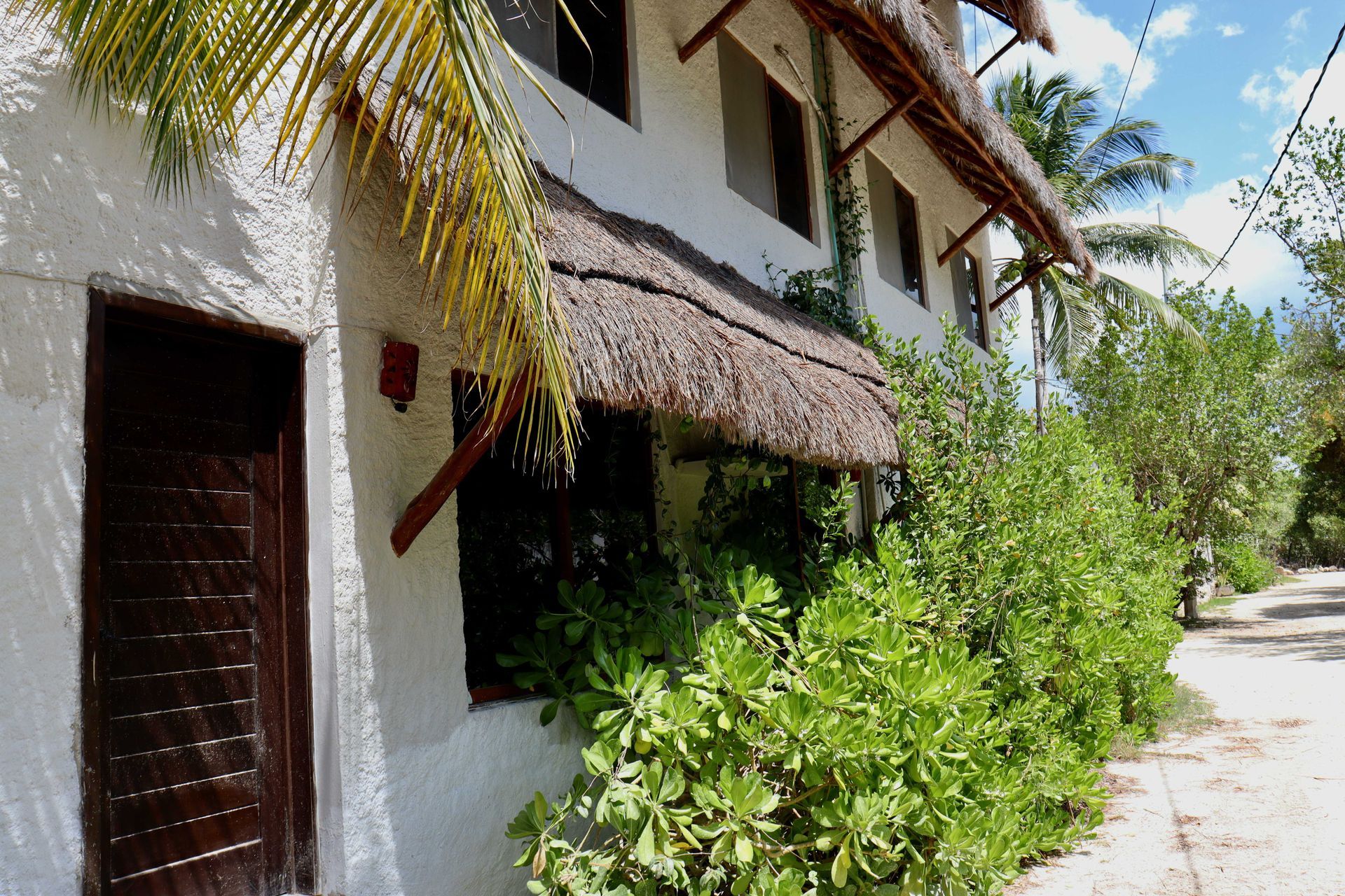 Encantadora propiedad rodeada de vegetación tropical y arquitectura inspirada en la isla.