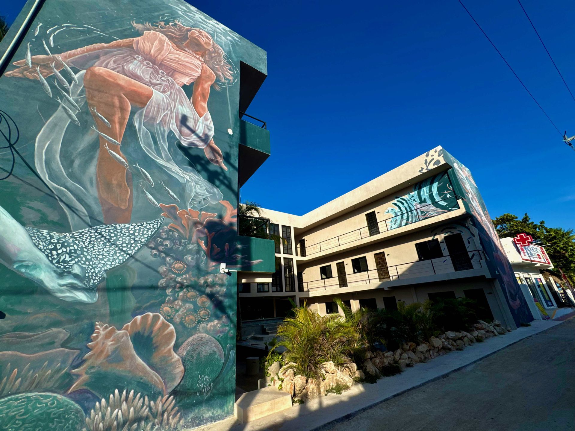 Colorido mural de tortuga marina que celebra la naturaleza y el espíritu artístico de Holbox.