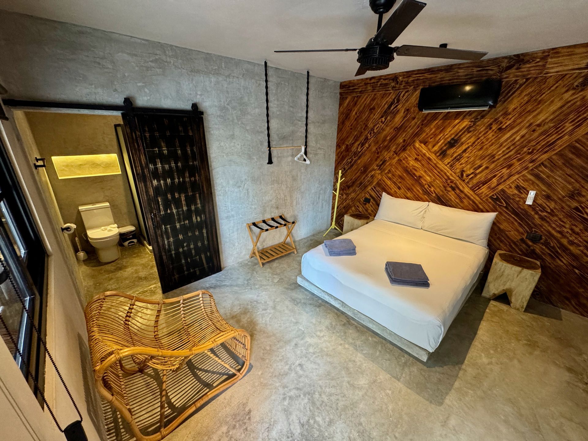 **Acogedora habitación con detalles naturales, mobiliario de mimbre y diseño contemporáneo.