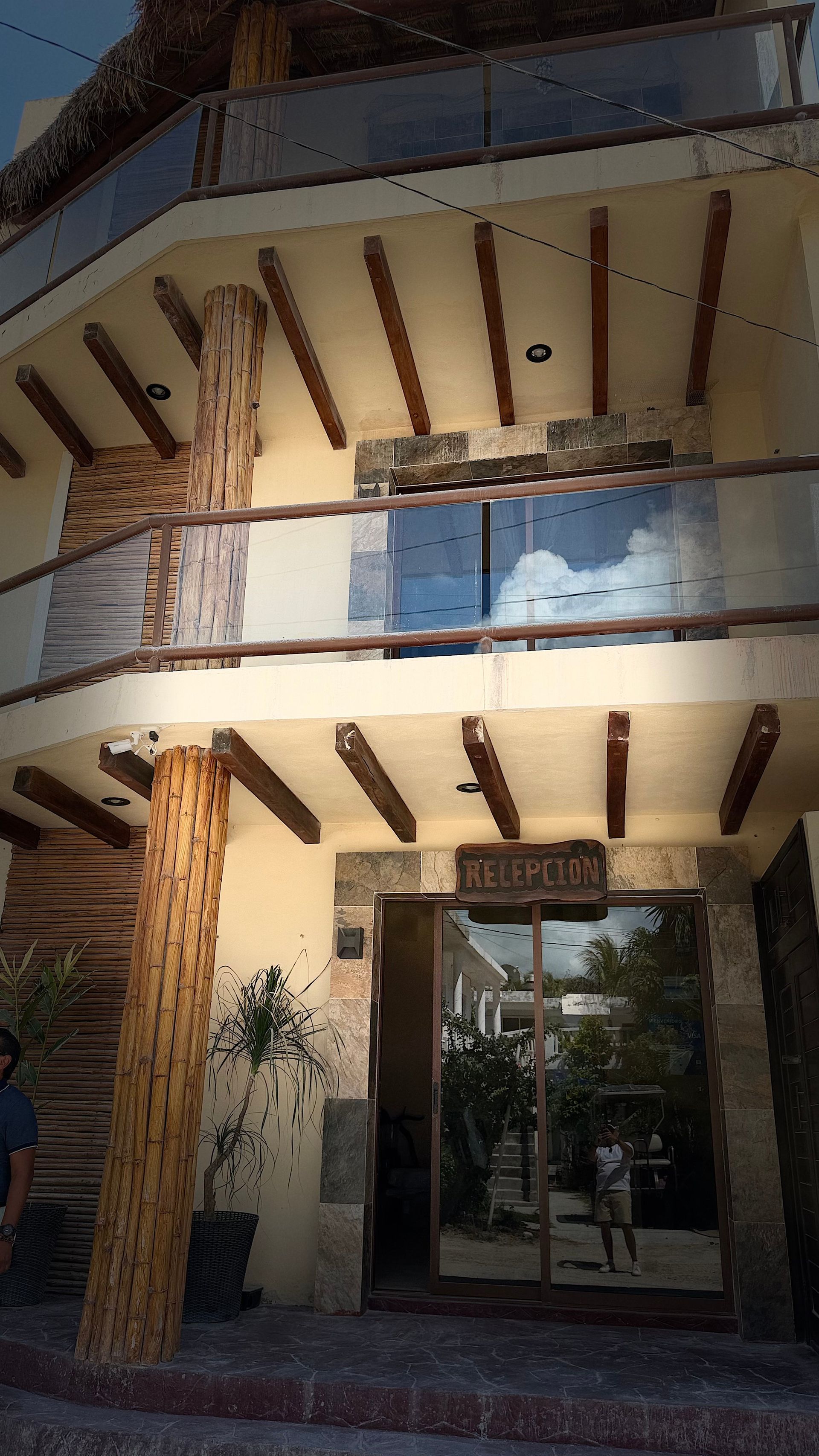 Fachada de estilo contemporáneo con detalles arquitectónicos y un ambiente acogedor.