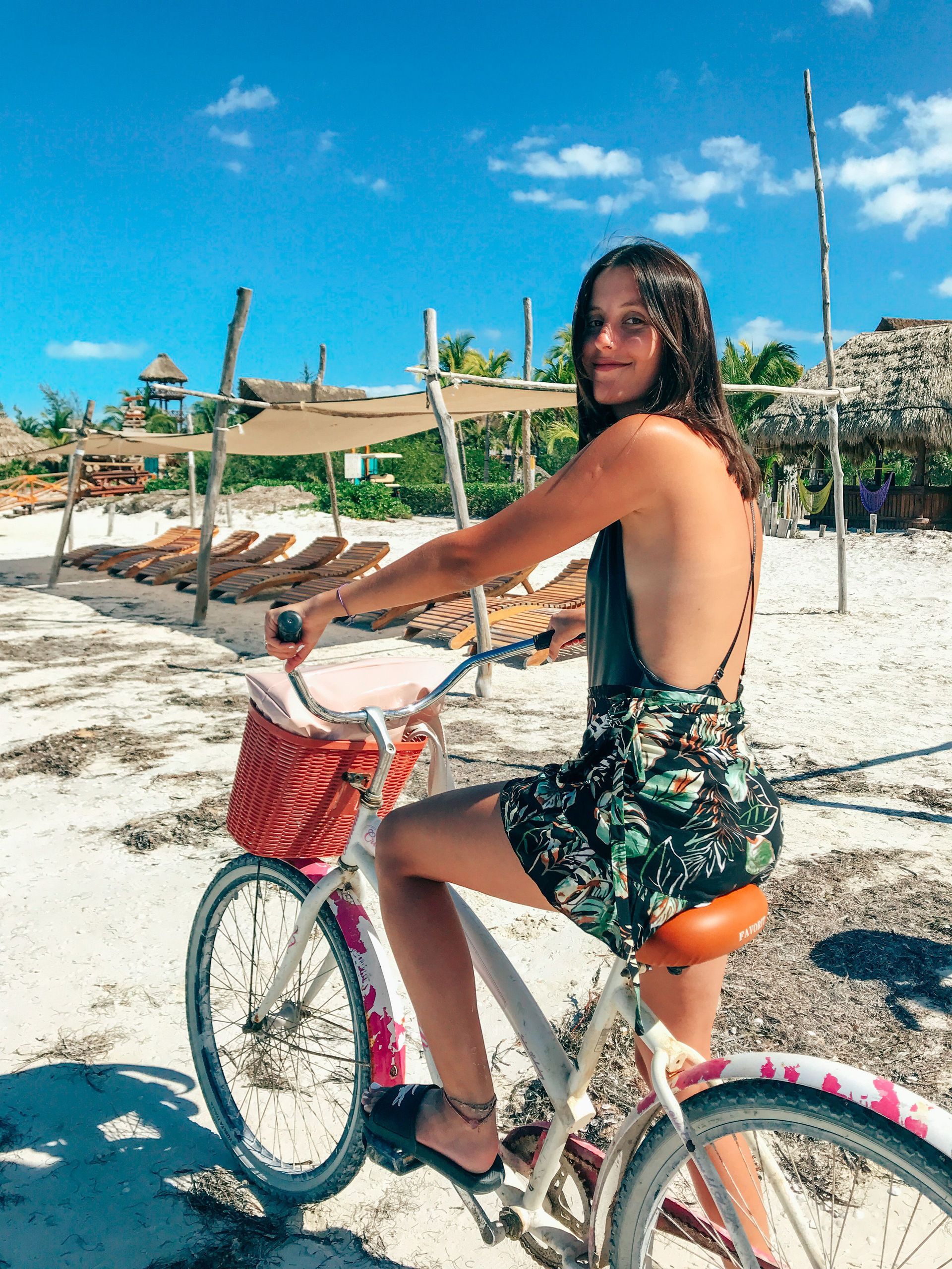 Recorre la costa en bicicleta y disfruta de la belleza natural de Holbox.