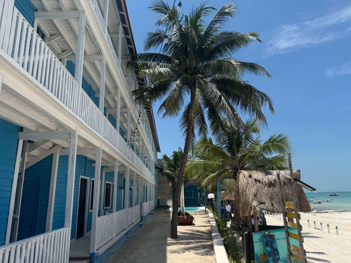 Resort frente a la playa con acceso a paisajes tropicales y aguas cristalinas.