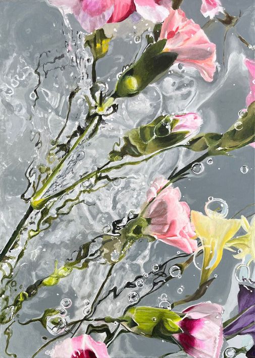 Schilderij met roze bloemen en groene stengels drijven in het kabbelende water, met enkele gele en paarse bloemen ertussen.