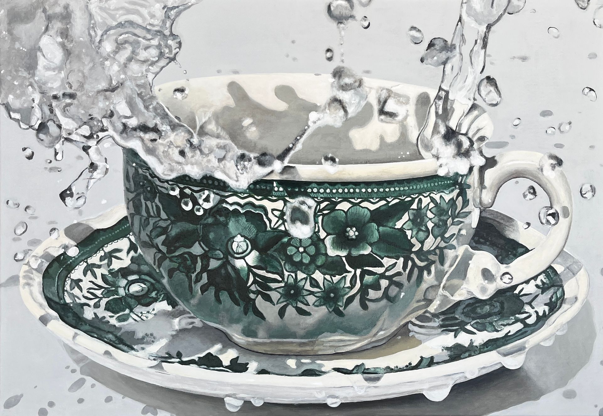 Schilderij met een groen wit porseleinen kopje en schotel onder een straal met water.