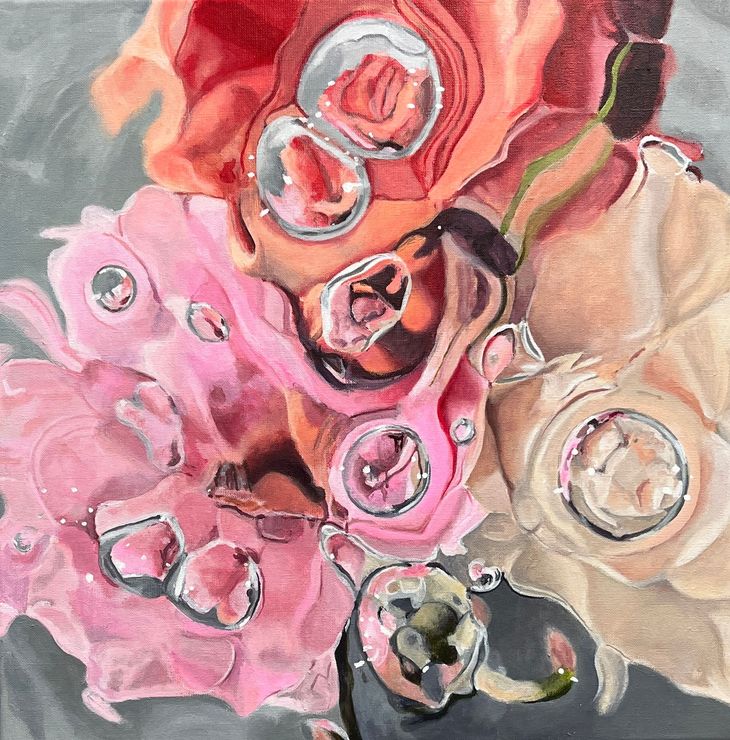 Bloemen in roze, koraal en beige tinten met bubbels in het water.