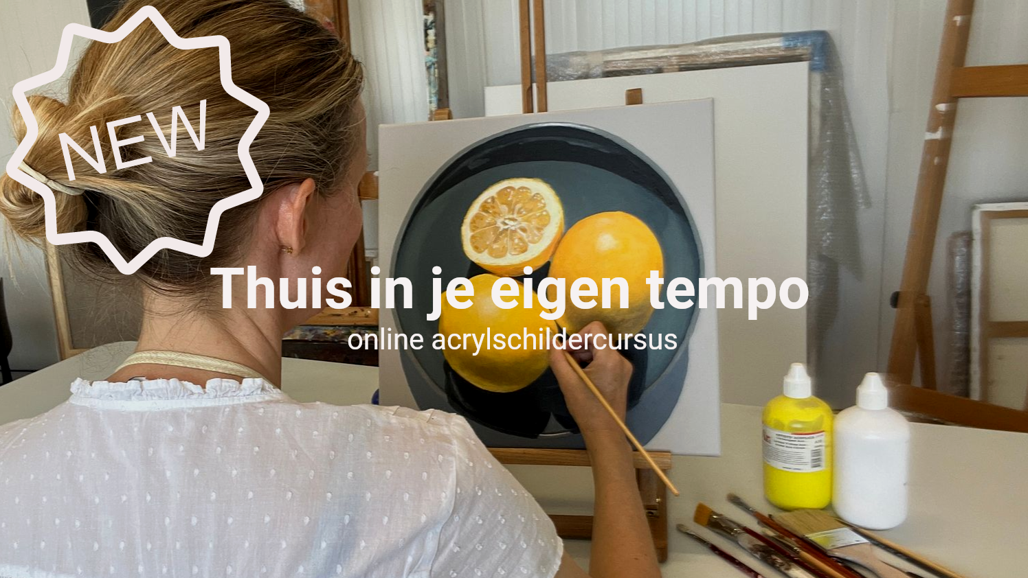 Hannelore Houdijk voor haar ezel, ze schildert een stilleven met citroenen. Voor een online schildercursus