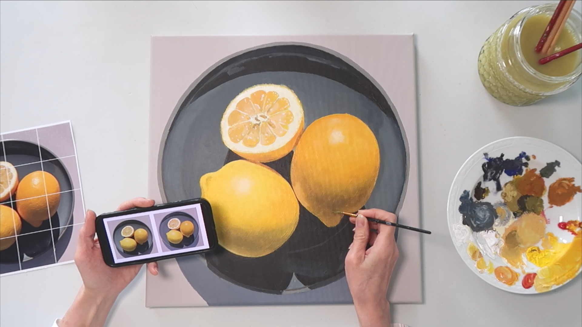 Bovenaanzicht van citroenen die op een bord  zijn gerangschikt, met een pot en lepel ernaast.Een stil van een online schildercursus van Hannelore Houdijk.