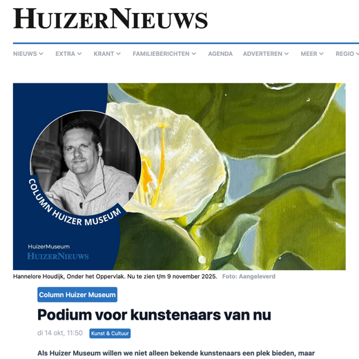 De HuizerNieuws-webpagina met een kop over kunstenaars, met een portret boven een groen-gele botanische afbeelding.