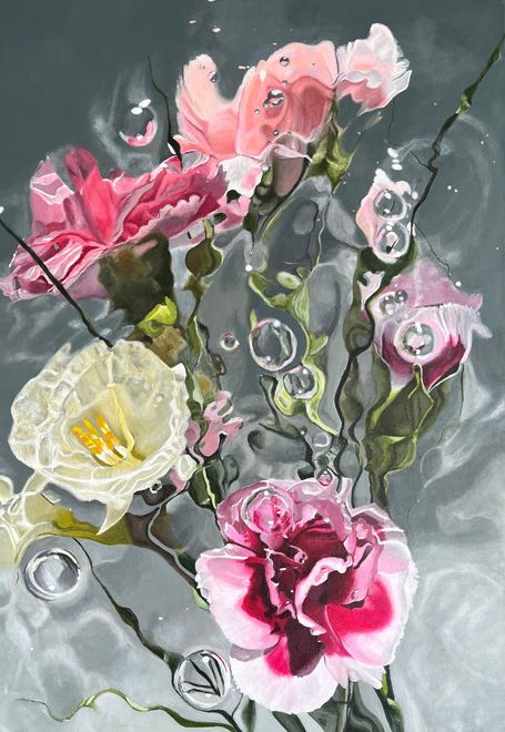Schilderij van roze, witte en gele bloemen met groene stelen op een grijze achtergrond in het water.