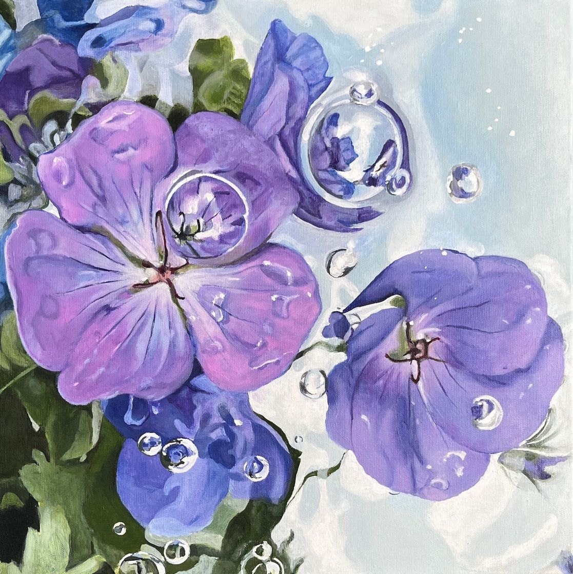 Schilderij met paarse bloemen met water bubbels op een zachte grijze achtergrond.