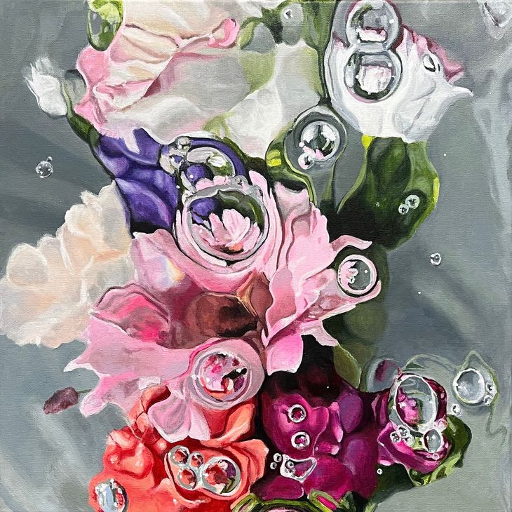 Boeket met roze, witte en paarse bloemen en glanzende bubbels op een grijze achtergrond in het water.