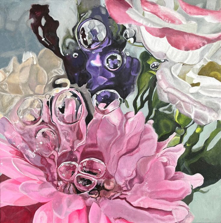 Roze en paarse bloemen met bubbels tegen een zachte achtergrond in het water.