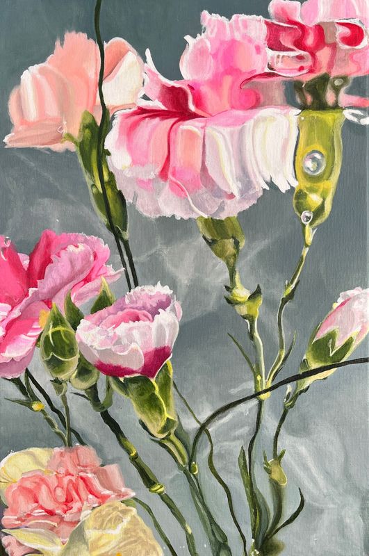 Roze bloemen en knoppen in het water op een grijze achtergrond.