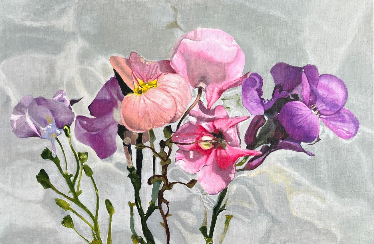 Roze en paarse bloemen onder water tegen een zachtgrijze achtergrond.