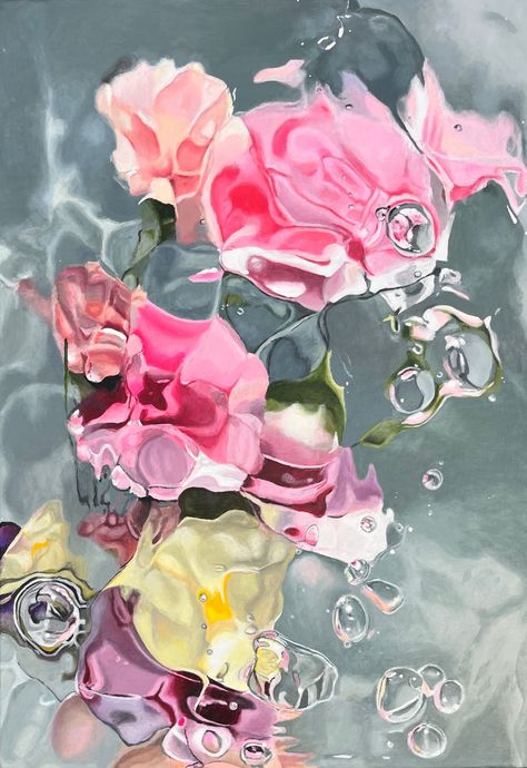 Een schilderij met roze en gele bloemen met zwevende bubbels op een zachtgrijze achtergrond.
